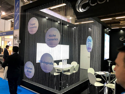 Niche Dynamics standı, beyaz masa ve sandalyelerle, fuar standı konsepti