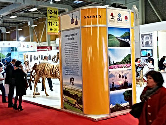 Markanıza prestij katacak, kurumsal kimliğinizi en iyi şekilde yansıtan ahşap ve modüler fuar standı çözümleri. BayZ Tasarım ile tasarım aşamasından kuruluma kadar kusursuz fuar standı deneyimi.