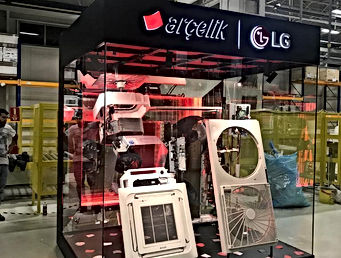 Markanıza prestij katacak, kurumsal kimliğinizi en iyi şekilde yansıtan ahşap ve modüler fuar standı çözümleri. BayZ Tasarım ile tasarım aşamasından kuruluma kadar kusursuz fuar standı deneyimi.