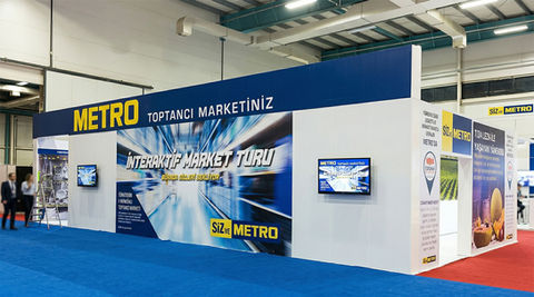 Metro Market için BayZ Tasarım Mimarlık tarafından üretilen, dokunmatik ürün bilgilendirme ekranları, akıllı raf sistemleri ve dijital ödeme simülasyonu içeren interaktif fuar standı.