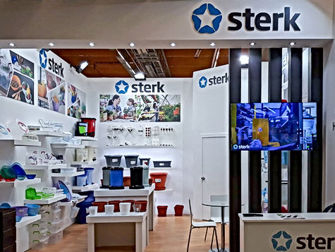 Markanızın kurumsal prestijini fuar alanına taşıyan, tamamen butik işçilikle üretilmiş özel tasarım ahşap fuar standı projesi. Yüksek kaliteli ahşap konstrüksiyon, pürüzsüz lake yüzeyler ve gizli aydınlatma detaylarıyla birleşerek markanıza özgü, sınır tanımayan mimari bir estetik ve dayanıklılık sunar.
