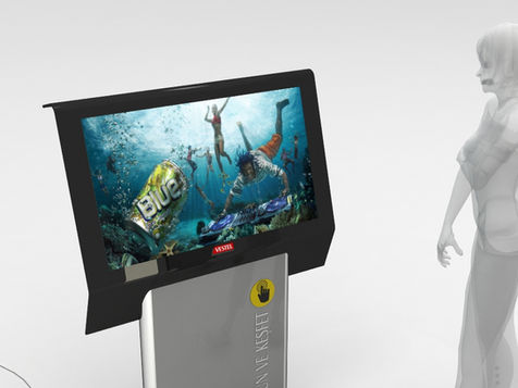 Ekranlı teşhir standı, su altı videosu oynatıyor, yanında kadın figürü, teşhir standı.