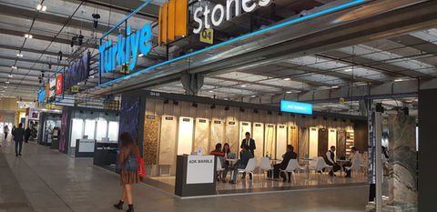 Türkiye yazılı tabela altında stant, insanlar, Stories ve almanya fuar standı.