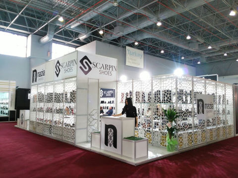 Scarpa Shoes standı sergileniyor. Sergi alanında ürünler ve çalışanlar görülüyor. maxima fuar standı