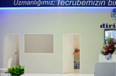 Dirinler makine fuar standı içerisinde, global anlaşmalar ve özel görüşmeler için hazırlanmış gizli VIP toplantı odası iç mimarisi.