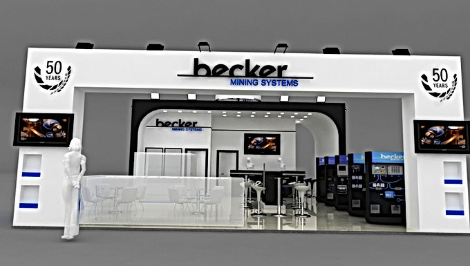 Becker Mining'in patlamaya dayanıklı şalt panoları ve ağır yer altı otomasyon ekipmanlarının sergilendiği, yüksek tonaj mukavemetli endüstriyel podyum ve odaklanmış spot aydınlatmalı fuar standı alanı.