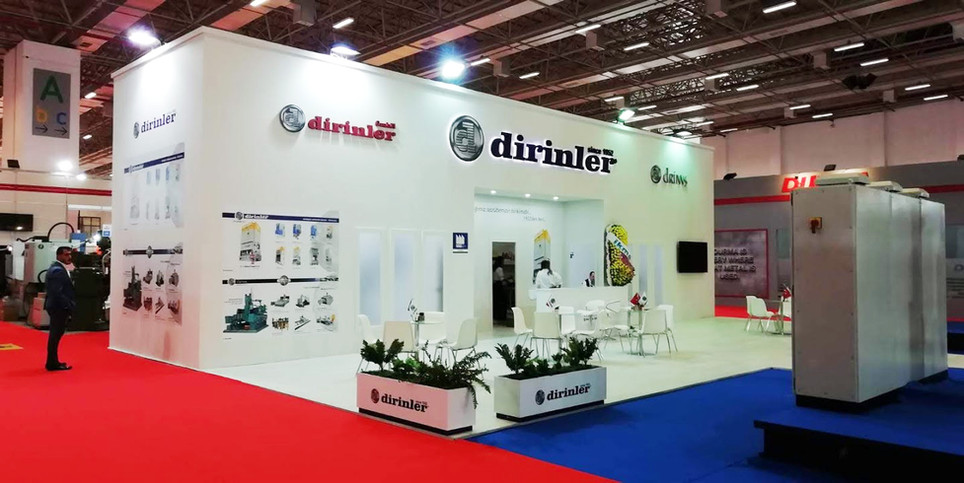 Dirinler Döküm fuar standı projesinde, markanın kurumsal renklerine uygun ahşap dış cephe giydirme ve logo tasarımı.