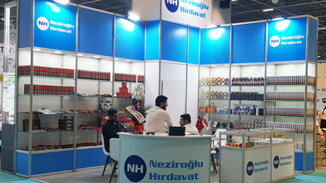 Neziroğlu Hırdavat yazılı fuar standı, mavi ve beyaz renklerde, sergileme alanı. maxima fuar standı