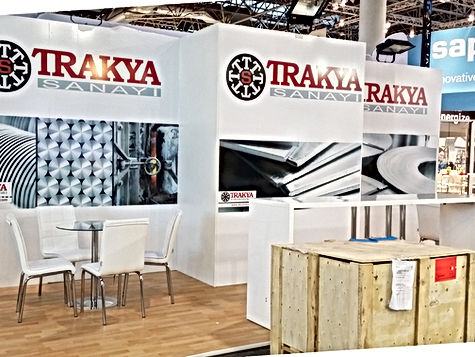 Markanızın kurumsal prestijini fuar alanına taşıyan, tamamen butik işçilikle üretilmiş özel tasarım ahşap fuar standı projesi. Yüksek kaliteli ahşap konstrüksiyon, pürüzsüz lake yüzeyler ve gizli aydınlatma detaylarıyla birleşerek markanıza özgü, sınır tanımayan mimari bir estetik ve dayanıklılık sunar.