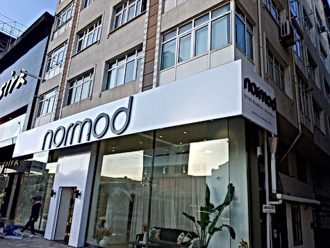 Markanızın kurumsal prestijini fuar alanına taşıyan, tamamen butik işçilikle üretilmiş özel tasarım ahşap fuar standı projesi. Yüksek kaliteli ahşap konstrüksiyon, pürüzsüz lake yüzeyler ve gizli aydınlatma detaylarıyla birleşerek markanıza özgü, sınır tanımayan mimari bir estetik ve dayanıklılık sunar.