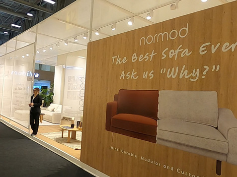 Nomad standı, The best sofa EVER!, ask us Why? yazılı fuar standı, fuar standı.
