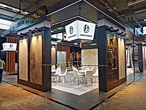 Markanızın kurumsal prestijini fuar alanına taşıyan, tamamen butik işçilikle üretilmiş özel tasarım ahşap fuar standı projesi. Yüksek kaliteli ahşap konstrüksiyon, pürüzsüz lake yüzeyler ve gizli aydınlatma detaylarıyla birleşerek markanıza özgü, sınır tanımayan mimari bir estetik ve dayanıklılık sunar.