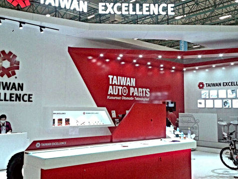 Markanızın kurumsal prestijini fuar alanına taşıyan, tamamen butik işçilikle üretilmiş özel tasarım ahşap fuar standı projesi. Yüksek kaliteli ahşap konstrüksiyon, pürüzsüz lake yüzeyler ve gizli aydınlatma detaylarıyla birleşerek markanıza özgü, sınır tanımayan mimari bir estetik ve dayanıklılık sunar.
