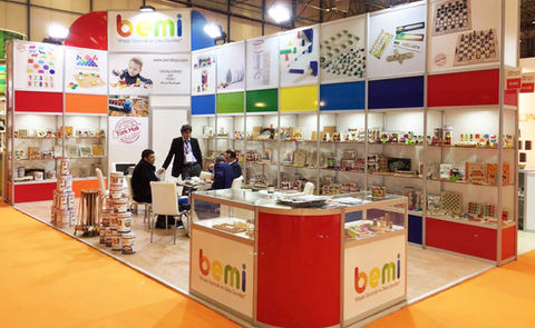 Bemi standı fuarda sergileniyor. İnsanlar standı inceliyor. Modüler Fuar Standı ve maxima fuar standı.