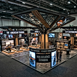 Motobike İstanbul fuarında motosikletlerinizi ve aksesuarlarınızı ön plana çıkaran, yoğun trafiğe dayanıklı ahşap stand imalatı. BayZ Tasarım'dan teklif alın.