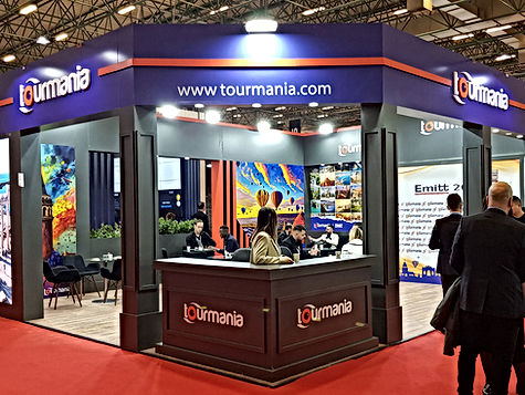 Markanızın kurumsal prestijini fuar alanına taşıyan, tamamen butik işçilikle üretilmiş özel tasarım ahşap fuar standı projesi. Yüksek kaliteli ahşap konstrüksiyon, pürüzsüz lake yüzeyler ve gizli aydınlatma detaylarıyla birleşerek markanıza özgü, sınır tanımayan mimari bir estetik ve dayanıklılık sunar.