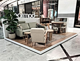 Markanıza prestij katacak, kurumsal kimliğinizi en iyi şekilde yansıtan ahşap ve modüler fuar standı çözümleri. BayZ Tasarım ile tasarım aşamasından kuruluma kadar kusursuz fuar standı deneyimi.