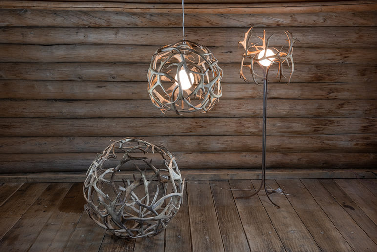 Interiørserien REiN Design. Design-lamper av Ekslusiv design lampe fra gevir naturlig felt fra reinsdyr hvert år