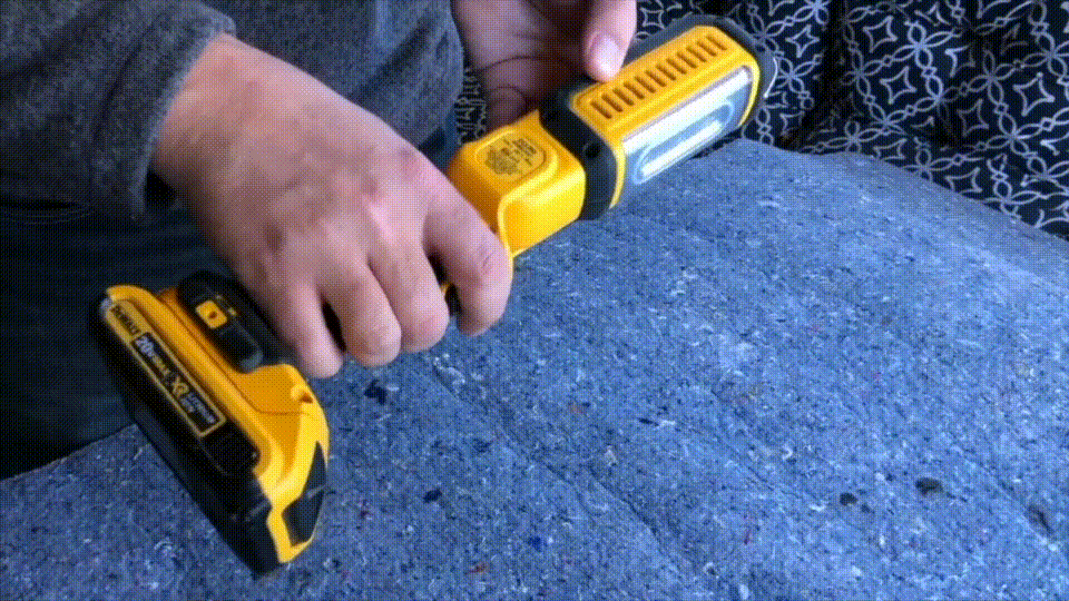 DEWALT 得偉 20V隨身光管,長管型,可掛起,大幅度角度調校,最大1000流明,DCL050