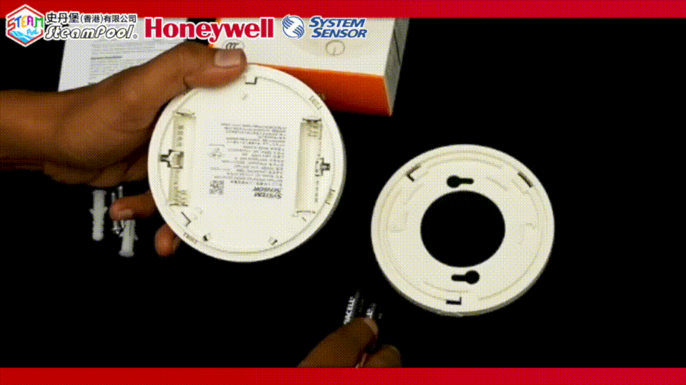 Honeywell 消防條例 JTYJ-GD-2330/B 獨立火警偵測器 煙霧感應器 警報裝置,插入電池,只須兩粒3A鹼性電池,持續兩年全天候開啟,一直偵測火警,安裝程序極為簡單