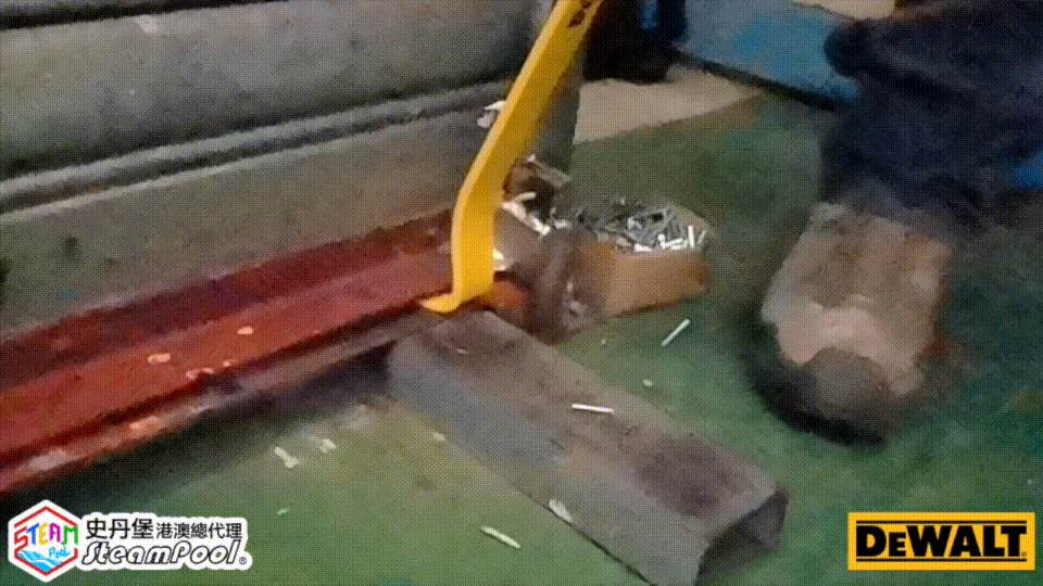 DEWALT 得偉 救援工具,得偉四兩撬千斤系列,由彈簧鋼等強韌金屬鑄造,大大提升堅韌性,有多種長度選擇,有部分款式是超闊撬口設計,能容易準確施力