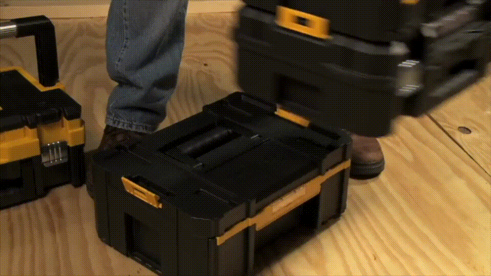 DEWALT,得偉鐵漢工具箱系列,可以安全穩妥地層層疊起,以種類、區域分佈、使用者部門,排列物資。加上得偉鐵漢板車、得偉鐵漢手推車,做到點對點批量移動。