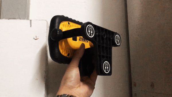 得偉 DEWALT 星星之火防水燈底部設有強力磁力,緊緊吸附在金屬表面;亦可利用金屬固定夾,夾緊 2 吋厚的物件,DWHT81422