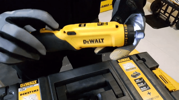 DEWALT 得偉 DCF680 陀螺儀手感電批,輕微轉住手腕即可控制轉動方向。