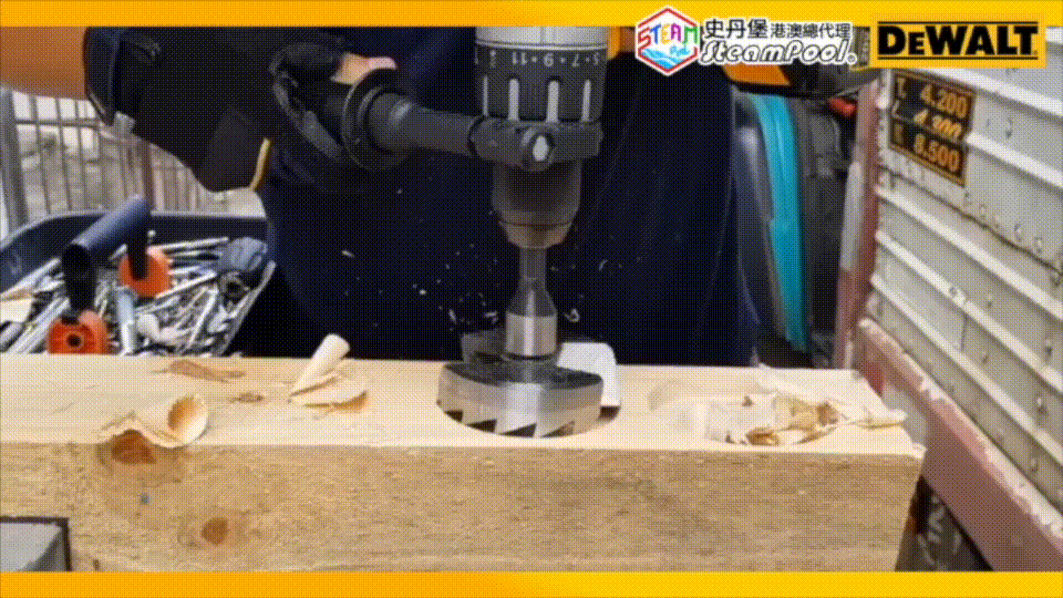 DEWALT 得偉木工必備工具,皇牌電鑽,衝擊石屎鑽,金屬製索頭,承受強勁扭力,以2000RPM迅速於木材開窿,完成鑽孔和緊固工序,DCD996