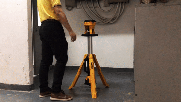 得偉 DEWALT 曙光燈塔最高可伸展至 7 尺,DCL079