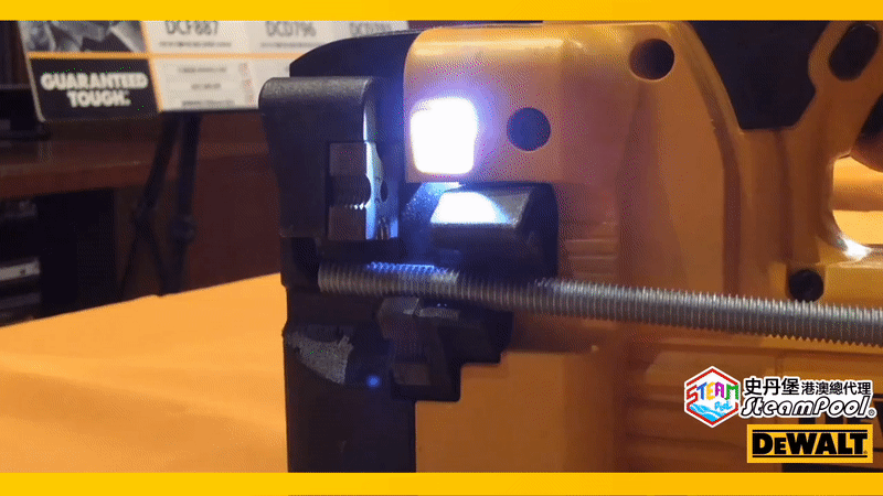 DEWALT 得偉居合切絲桿剪 絲桿切割機,明亮LED燈讓工友在黑暗環境工作,機身底部亦有防滑腳架,方便師傅將居合切平放於枱上使用,DCS350