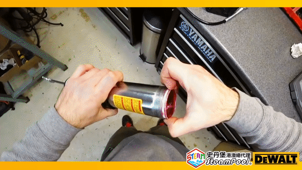 DEWALT 得偉 Grease Gun 電動打油槍 黃油槍 牛油槍,抽出油糟後直接替換新的潤滑油,完成後重新扭緊氣閘,DCGG571