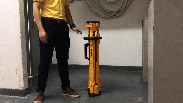 得偉 DEWALT 曙光燈塔快速開合設計,按掣向下一拉即可展開,DCL079