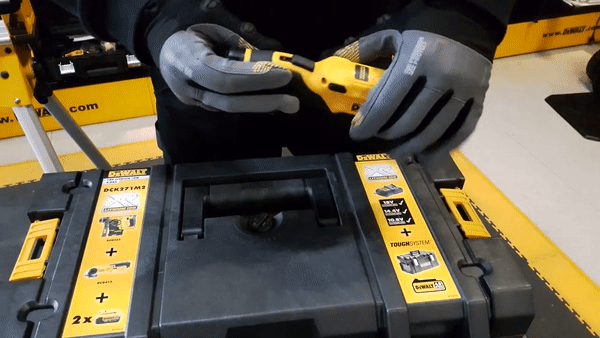 DEWALT 得偉 DCF680 陀螺儀手感電批,可從垂直型或手槍式,兩種狀態當中自由切換,用最舒適的手感工作。