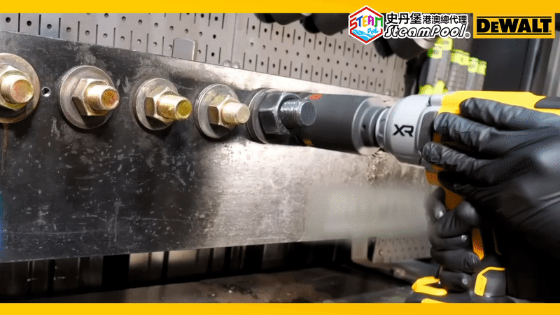 得偉神力犀牛電卜以正常的轉速(2300rpm)和衝擊率 (2200ipm)起動,當感應到螺絲鬆出,衝擊力會停止,速度亦會減慢,螺絲鬆出過程穩定流暢。DEWALT 20V High Torque Impact Wrench DCF900