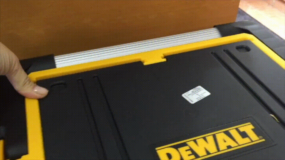 DEWALT DWST1-70704,得偉搖籃工具箱,440 x 332 x 185mm,上層為可揭式頂蓋分類格,下層為一個大空間。雙手柄設計,搖籃柄開口更闊更大,手提包柄強韌防滑。