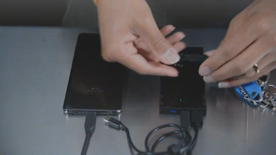 NITECORE PowerBank NB10000 移動電源(充電寶/尿袋)由碳纖維製造,強韌防撞,比一般充電寶尿袋輕40%