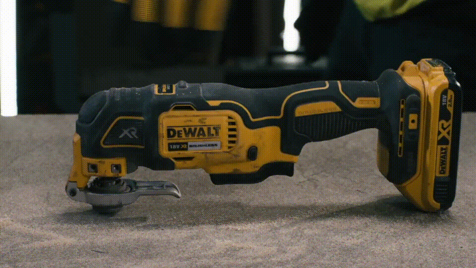 DEWALT ,得偉萬用寶,纖型手柄經人體工學設計,舒適手感, LED 燈,照亮黑暗工作表面,能精準切割,DCS355