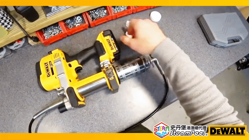 DEWALT 得偉 Grease Gun 電動打油槍 黃油槍 牛油槍,平底機身,可置於平面使用;超強LED燈應付陰暗位置或夜間工作,DCGG571