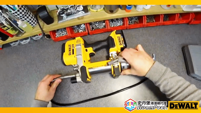 DEWALT 得偉 Grease Gun 電動打油槍 黃油槍 牛油槍,換油方法,首先鬆開氣閘,DCGG571