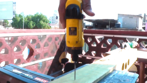 DEWALT 得偉 DCF680 陀螺儀手感電批,精細上落螺絲,適合窄位使用。