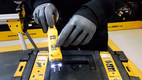 DEWALT 得偉 DCF680 陀螺儀手感電批,設有強光LED燈,方便在漆黑中工作,例如電工機房、掣櫃、機櫃等等
