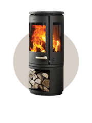 Poêle Morsø 7943 sur socle avec rangement à bûches intégré.