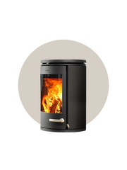 Poêle mural Morsø 7870 en fonte, avec grande vitre panoramique.