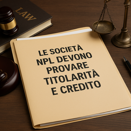 Una cartella gialla con la scritta in maiuscolo 'LE SOCIETÀ NPL DEVONO PROVARE TITOLARITÀ E CREDITO' posta su una scrivania di legno scuro, affiancata da un martelletto da giudice, un libro con la scritta 'LAW' sul dorso e una bilancia della giustizia
