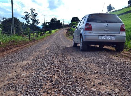 Sedur recupera estradas no interior do município