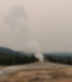 黄昏时的老忠实间歇泉