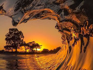 Gąbka wyciera szkolną tablicę z wczorajszą lekcją