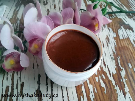 Jak si připravit rozjasňující čistící masku s růžovým jílem