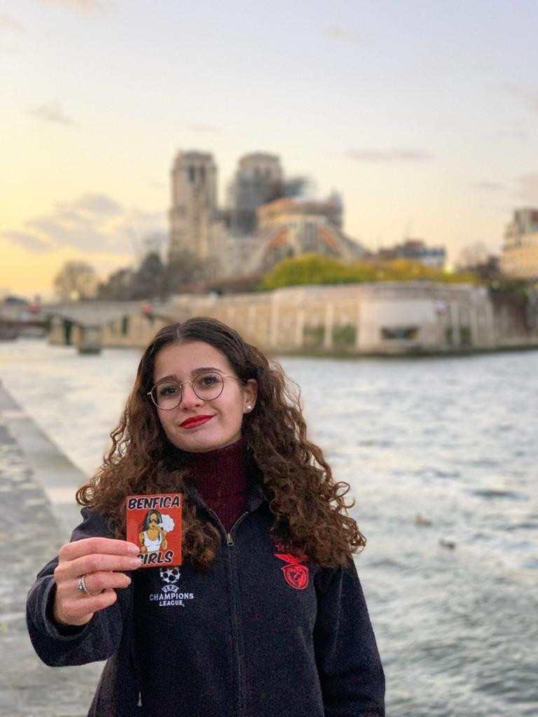 Adriana sur la rive gauche avec Notre Dame en panorama ! Une vraie Benfiquista Parisienne !